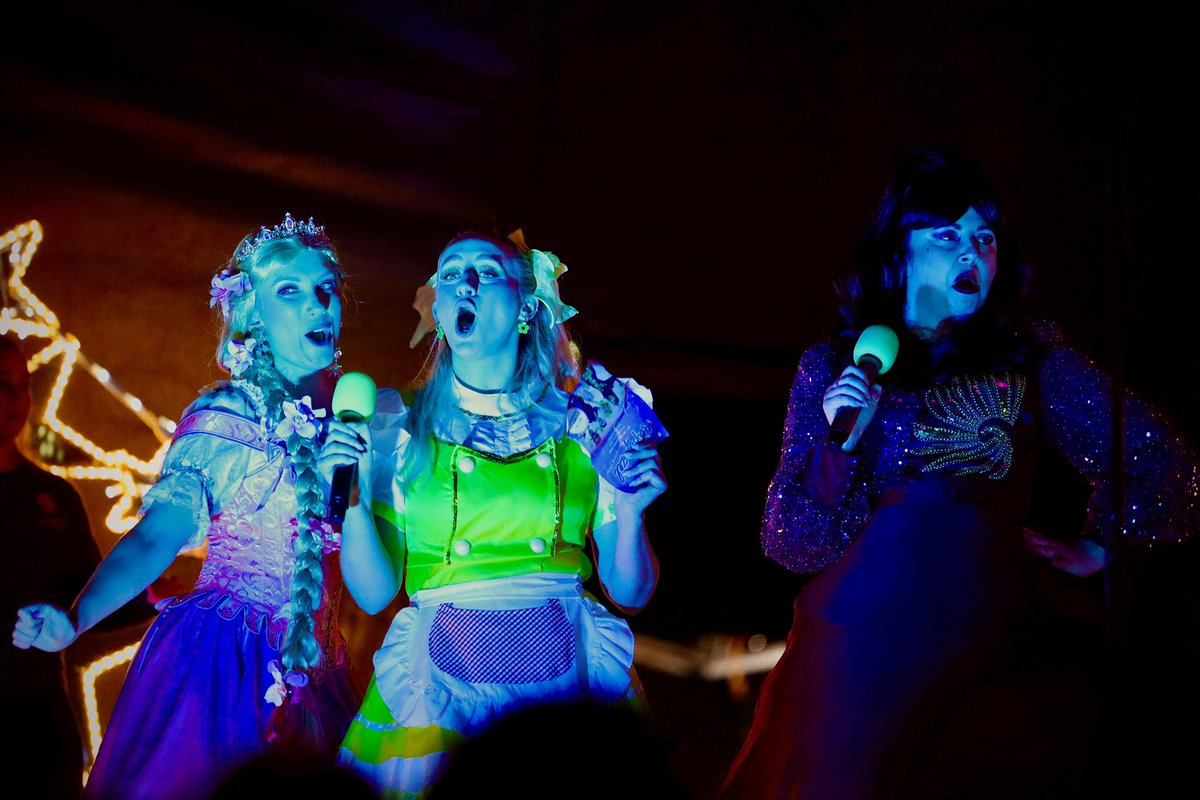 ✨ The lights are ON &amp; the magic has begun! 🎄 Our Rapunzel panto cast lit up Fleet at the Christmas Light Switch-On! 🌟
🎭 Book now for festive fun, toe-tapping tunes &amp; laugh-out-loud antics at The Harlington!
👉 ow.ly/xEn750XyAHG
#RapunzelPanto #ChristmasMagic