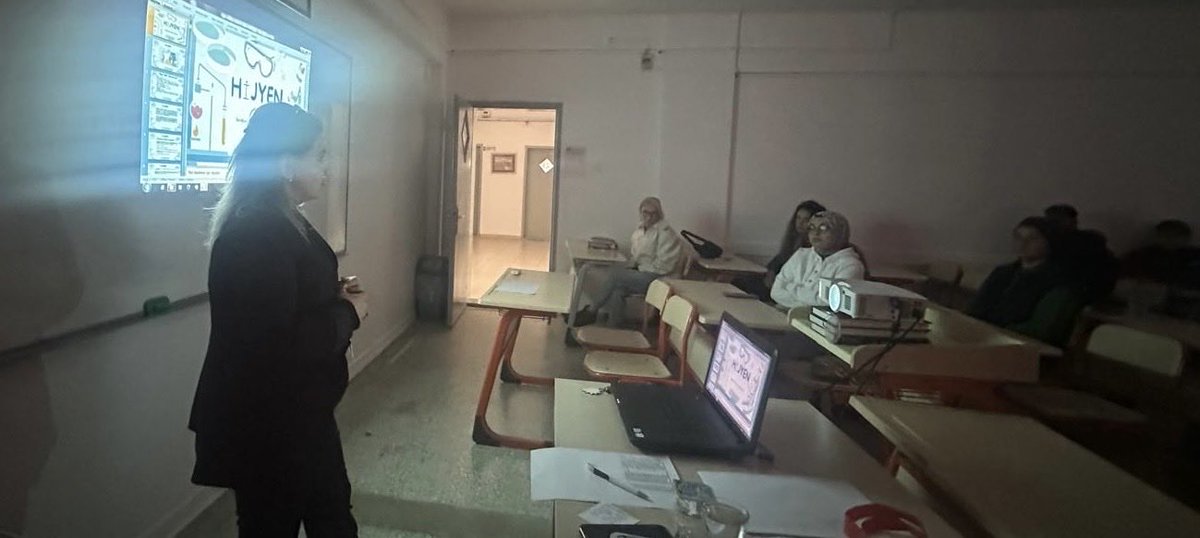 seydikemerism's tweet photo. Müdürlüğümüz tarafından kurumlar arası iş birliği içerisinde geliştirilen “Hijyen Eğitimi Projesi” toplumun tüm bireylerine ve hizmet sektörüne yönelik hijyen bilincini artırmayı hedeflemektedir.
Eğitim Dr.Merve EKİNCİ rehberliğinde ve Hemşire Serap MERT’in anlatımıyla tamamlandı https://t.co/6TP70swAxl