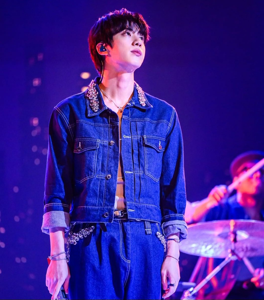 SmallHitEnt_'s tweet image. We are pleased to share that Jin has received a Bonsang Award at the 2025 MAMA. We sincerely express our deepest gratitude to ARMY whose constant love and unwavering support made this achievement possible. Thank you for always standing by Jin and celebrating his music ⭐️💙