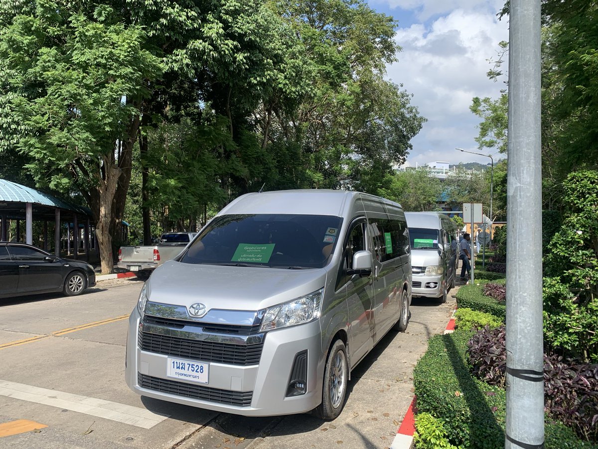 paritw92's tweet image. บริการรถรับส่งฟรี ตอนนี้!
.
ใครที่ต้องการเดินทางจากศูนย์อพยพมหาวิทยาลัยสงขลานครินทร์ เพื่อเข้าเมืองหาดใหญ่ แต่ไม่มีคนรับ-ส่ง มาขึ้นรถรับส่งที่หน้าตึกฟักทองตอนนี้ได้เลยครับ (maps.app.goo.gl/qQpg9EDLsiDP2N…)
.
ขอบคุณทาง @GrabTH มากๆครับ ที่ช่วยสนับสนุนรถตู้รับส่ง 10 คัน…