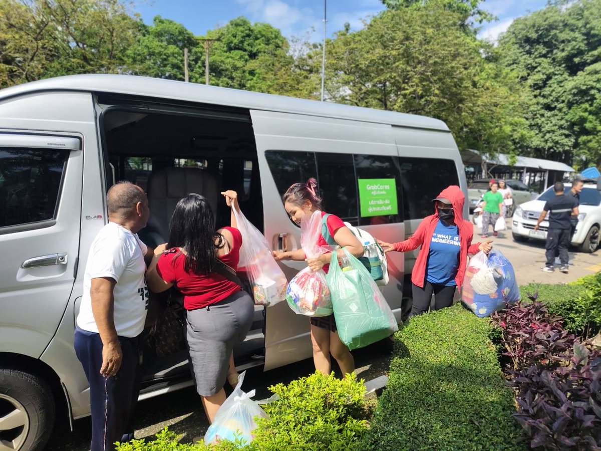 paritw92's tweet image. บริการรถรับส่งฟรี ตอนนี้!
.
ใครที่ต้องการเดินทางจากศูนย์อพยพมหาวิทยาลัยสงขลานครินทร์ เพื่อเข้าเมืองหาดใหญ่ แต่ไม่มีคนรับ-ส่ง มาขึ้นรถรับส่งที่หน้าตึกฟักทองตอนนี้ได้เลยครับ (maps.app.goo.gl/qQpg9EDLsiDP2N…)
.
ขอบคุณทาง @GrabTH มากๆครับ ที่ช่วยสนับสนุนรถตู้รับส่ง 10 คัน…