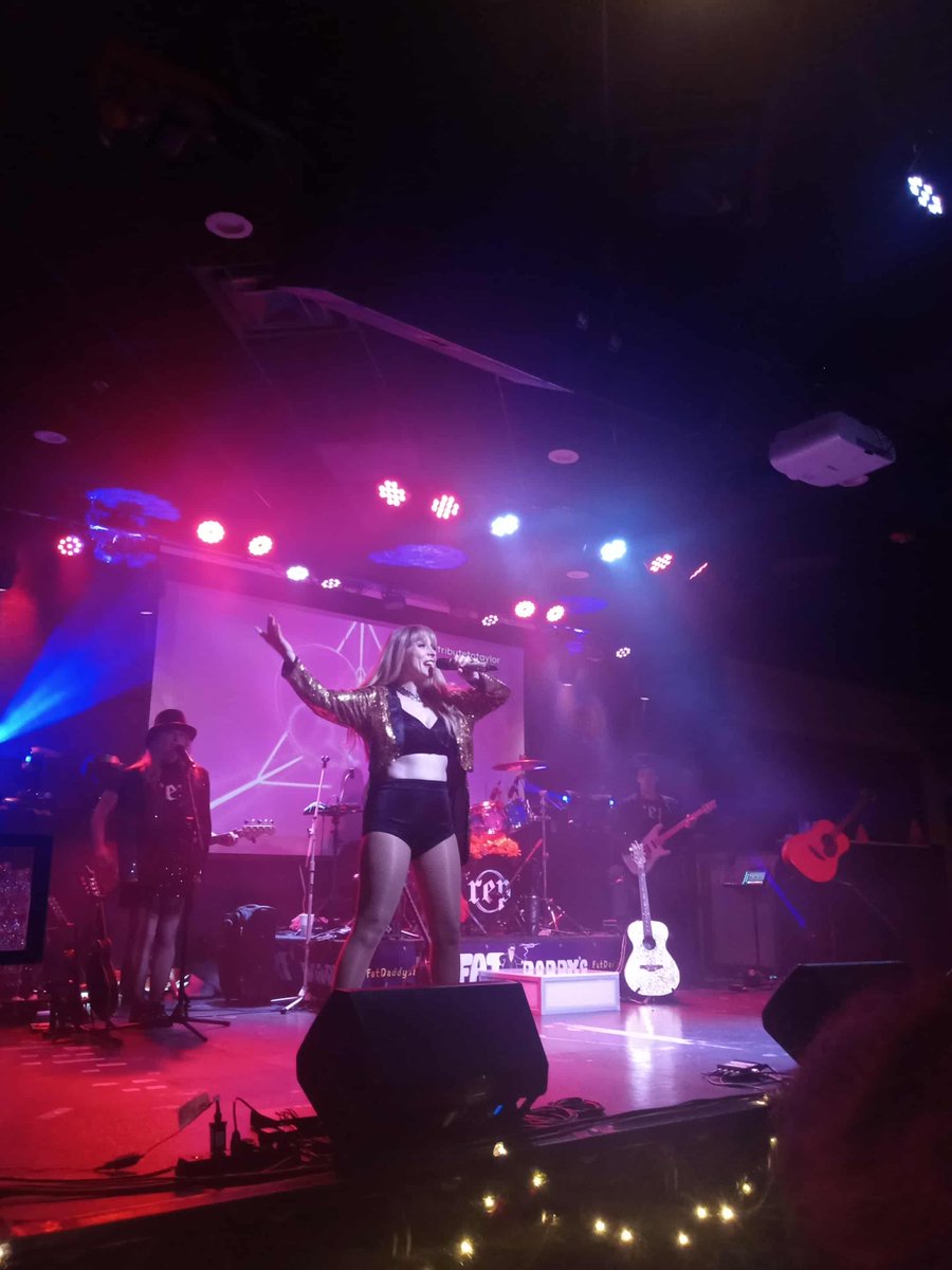 JosephMueller's tweet image. #Reputation a tribute to @taylorswift13, always a great show. Killer 2 hour set at #FatDaddys Mansfield