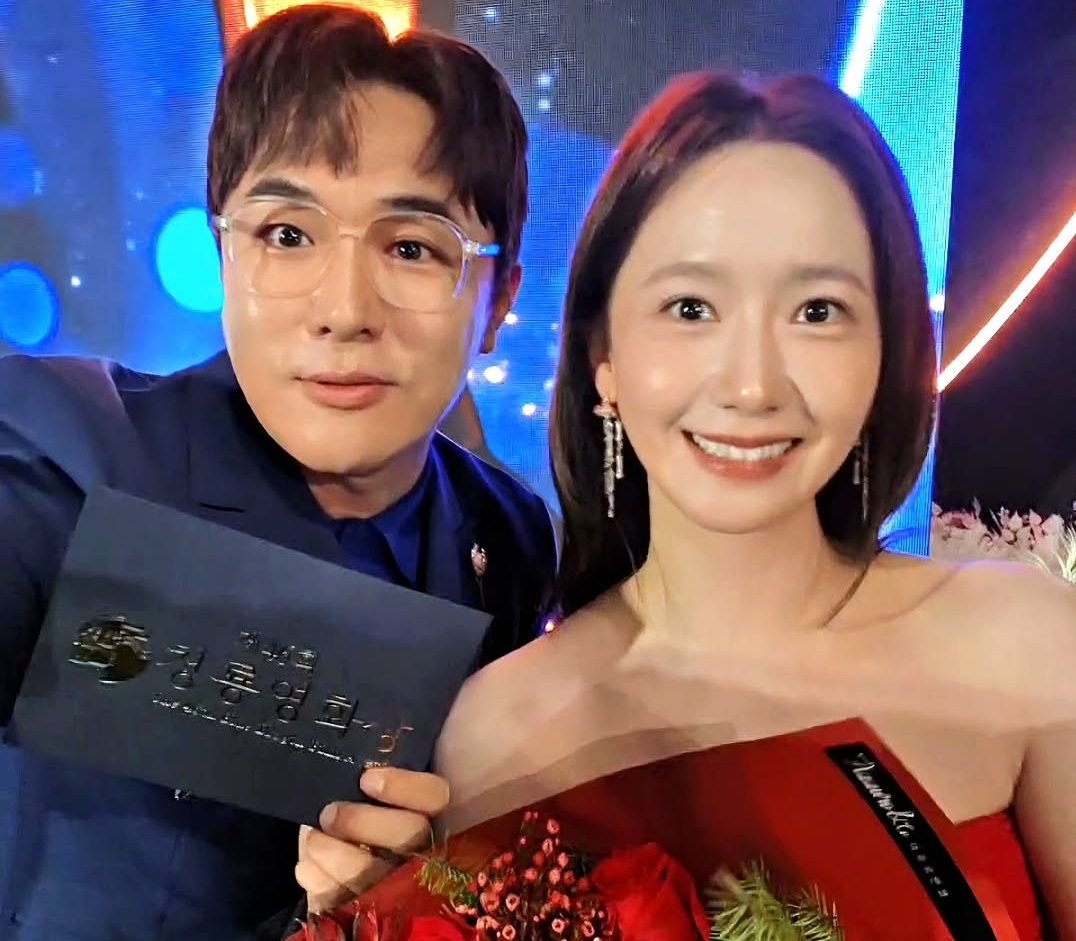 limyoonafan_id's tweet photo. Why don’t you just take the selfie together? Haha 😆

#YoonA #LimYoonA #임윤아 #윤아 #LeeJehoon #MCBAE https://t.co/n5A3CJ6JA8