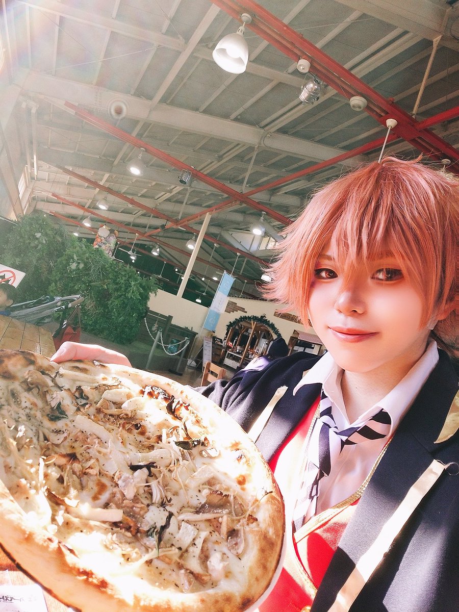 twst_m5's tweet photo. コスジョイ参加しました！
普通にハーベストの丘楽しかった！！
これは念願の窯焼きピザを食べられてご満悦な❤
#COSJOY #コスジョイ #ハーベストの丘 https://t.co/L50c1JN7XL