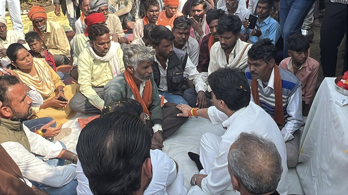 ankurshriguna's tweet photo. केंद्रीय मंत्री श्री @JM_Scindia आज कुशेपुर पहुँचे और भुरिया बाई के शोकाकुल परिवार से मिलकर गहरी संवेदनाएँ व्यक्त कीं।
केंद्र मंत्री ने परिजनों को ढाढ़स बंधाते हुए कहा— “इस कठिन समय में मैं परिवार के साथ खड़ा हूँ।” https://t.co/x8UybQyJEG