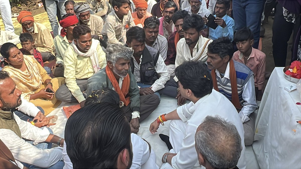 केंद्रीय मंत्री श्री <a href="/JM_Scindia/">Jyotiraditya M. Scindia</a> आज कुशेपुर पहुँचे और भुरिया बाई के शोकाकुल परिवार से मिलकर गहरी संवेदनाएँ व्यक्त कीं।
केंद्र मंत्री ने परिजनों को ढाढ़स बंधाते हुए कहा— “इस कठिन समय में मैं परिवार के साथ खड़ा हूँ।”