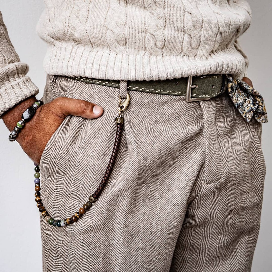 Rodeo-Vibes – ganz dezent, aber mit Charakter.
Die Wallet Chain Rodeo verbindet geflochtenes Leder mit warmen Tigerauge- und Achatsteinen und bringt damit einen Hauch Western-Heritage in moderne Outfits. Ein Accessoire für alle, die kleine Details lieben… instagr.am/p/DRogUPpjXLE/