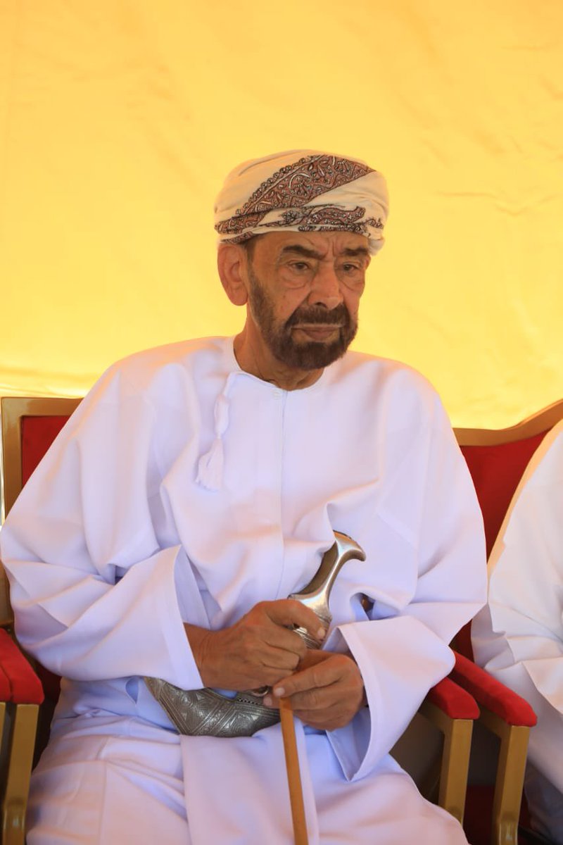 madenavoice's tweet photo. ضمن احتفالات السلطنة باليوم الوطني المجيد، نُظِّم صباح اليوم في ميدان مركاض حفيت للعرضة بولاية صحم سباق ركض عرضة الهجن العربية الأصيلة؛ وذلك تحت رعاية معالي الفريق أول (م) الشيخ علي بن ماجد المعمري، وبحضور عدد من المدعوين وأهالي الولاية والولايات المجاورة.

وشارك في السباق أكثر من 500 ناقة من ملاك الهجن بالولاية، في مشاركة واسعة عكست الاهتمام الكبير بهذه الرياضة التراثية.

وانطلقت فقرات العرضة مع دخول قوافل الهجن إلى الميدان، حيث امتطى الهجانة ظهور النوق الأصيلة بكامل زينتهم التقليدية، مرتدين الخناجر العُمانية والمصر والعصي، وسط ترديد فنّي الهمبل والتغرود بصوت شجي أضفى على الأجواء طابعًا تراثيًا مميزًا جذب أنظار الحضور.

وتُعد سباقات عرضة الهجن من أبرز الفعاليات التراثية التي تجذب آلاف الزوار سنويًا، إذ تُشكل نقطة التقاء بين الأصالة والرياضة والسياحة، بما تحمله من مشاهد فريدة توثق عمق الارتباط بين الإنسان العُماني وناقته، وتُبرز القيم النبيلة والتقاليد الأصيلة التي توارثتها الأجيال.

#شاهد_الصور 
#صوت_صحم_للإعلام 
https://t.co/YmzfyxYXLy

#تغطية 
#صوت_صحم_للإعلام