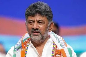 Manju161's tweet image. डीके शिवकुमार... कर्नाटक के सचिन पायलट ?! 🙄
मां बेटे ने फिर से लटका दिया 😅

बड़ा पुराना गीत याद आ गया 😃 &quot;हम आस लगाए बैठे हैं वो वादा कर के भूल गए&quot; ! 🎶🎧

#डीके