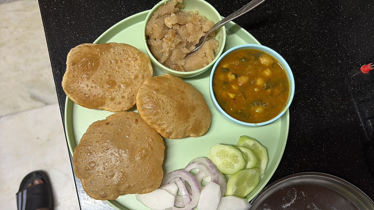 speaks_prav's tweet photo. #TastierWeekends mein aaj bane hain #Cholle #Poori served with salad and #SoojiKaHalwa β€οΈππ
Sooji se Bihar ki yaad aa gayi ππ
Mast rahein, Swast rahein - Jai Jai Sri Ram kehte rahein πβ€οΈ https://t.co/Ath29hjE2P