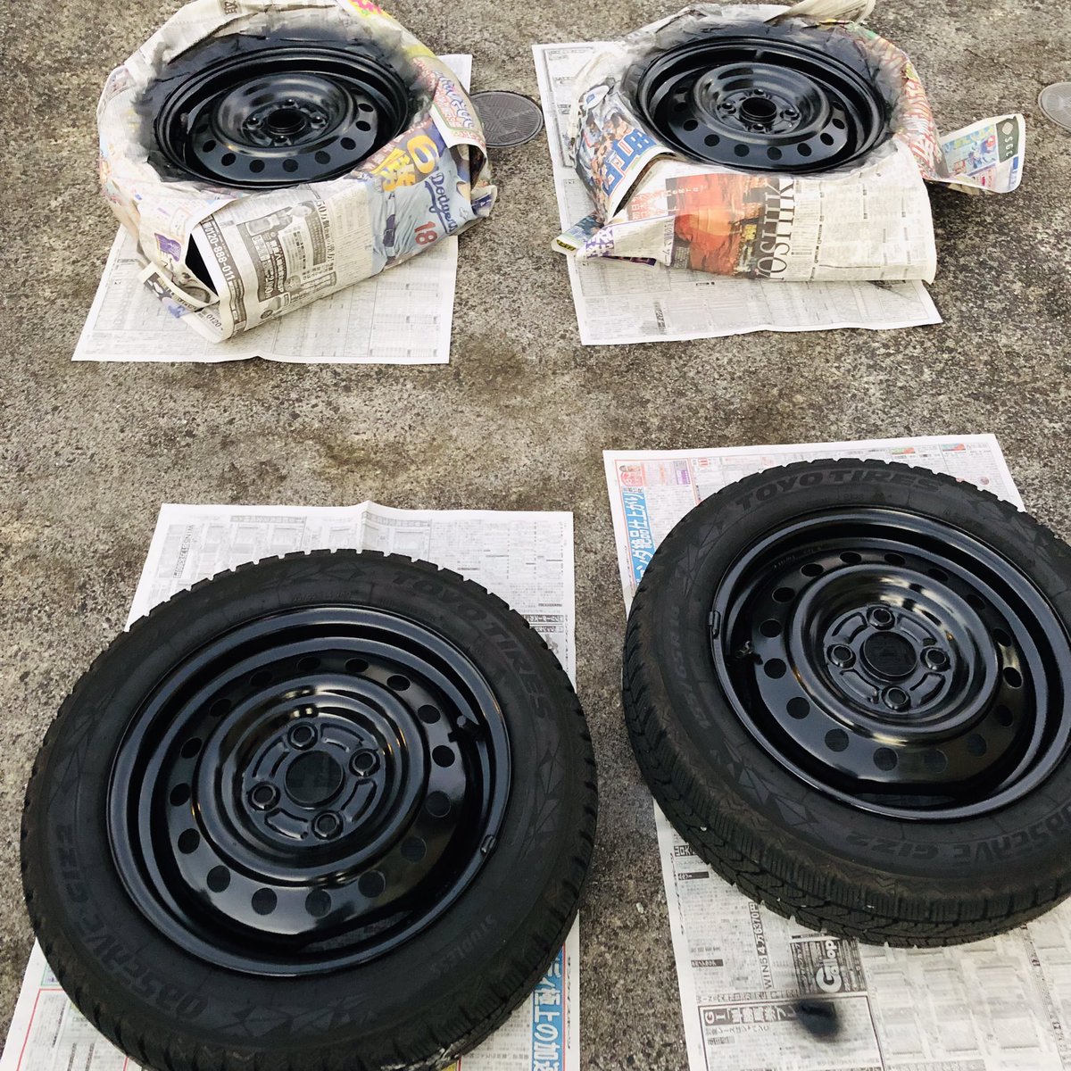 banzai_motors's tweet photo. 🚗２号機‼️

🤪呑んだくれながら…
冬タイヤのホイール塗装👍

#通勤遅足2号
#JCは日曜東京12R https://t.co/E6YJWjXoSD