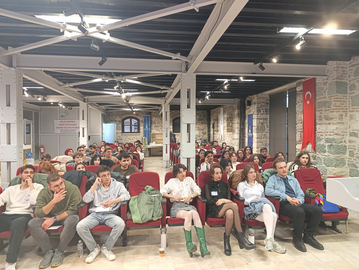 tok_ttb's tweet photo. TTB-TÖK Güz Okulu, İzmir TÖK'ün ev sahipliğinde başladı. İlk oturumda TÖK Kadın'ın 'Mücadele Alanlarında Kadın' sunumu gerçekleşti. Sunum ve ardından gerçekleşen tartışma bölümünde örgütlü toplumsal mücadelelerde kadınların rolü, öncülüğü ve karşılaştıkları sorunlar ele alındı. https://t.co/G49ucCAIX2