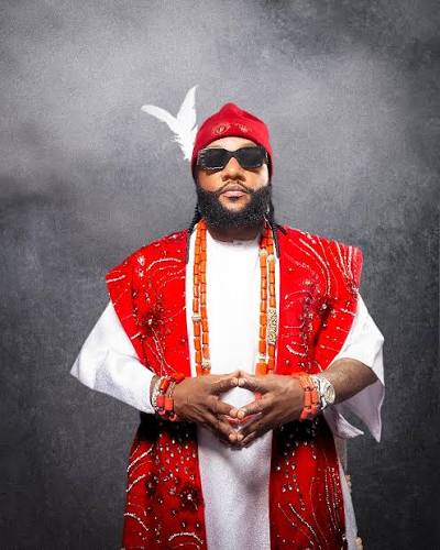 GoziconC's tweet image. WHY ARE IGBOS ATTACKING KCEE FOR DISTANCING HIMSELF FROM IPOB? 

The singer, KCEE is from Amamputu, Uli in Ihiala Local Government of Anambra state, Nigeria. KCEE and his brother, E-money built the biggest mansion in their hometown sometime in 2019. Today, that mansion has been…