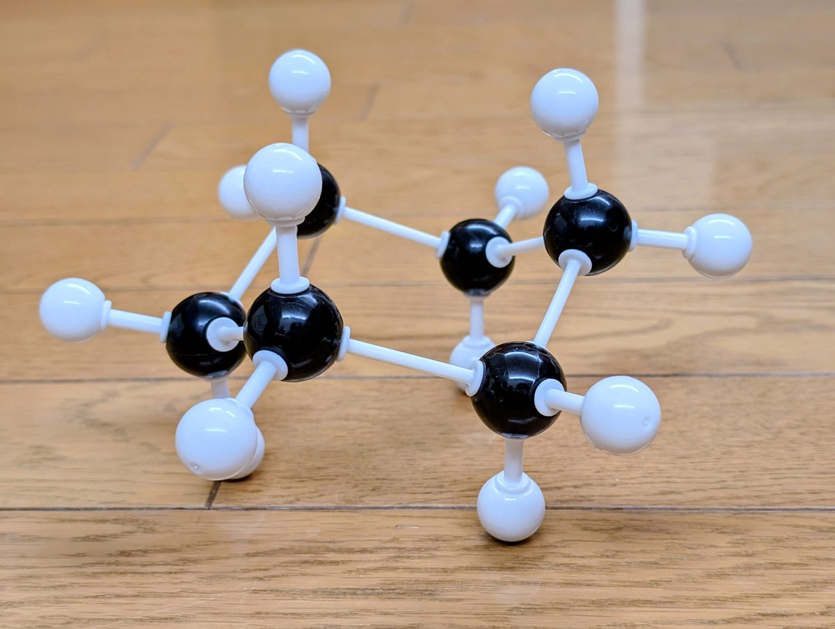 Periodic_apt's tweet photo. 早速SinOrgで分子組んでみた。
お約束のシクロヘキサン😆
The 分子模型って感じでなかなか存在感がある。
一度組んだらコンフォメーション変える時���ラけないのが良い👍️
#分子模型
#SinOrg https://t.co/X7eOygbxs4