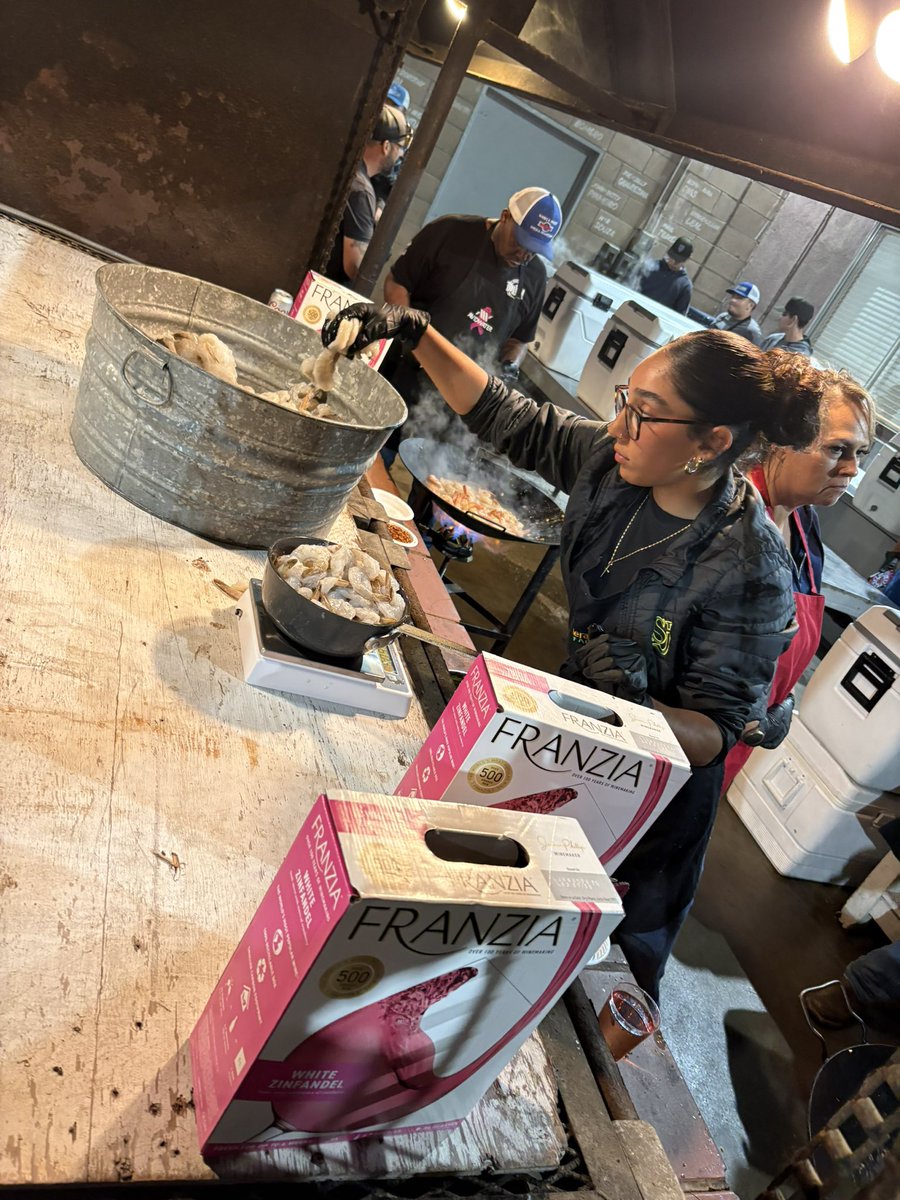 emilycerv50's tweet photo. A few pictures from service hours this week, even though i cant be doing anything to physical on my toe I am always willing to help out my community 😁@wildcatsdkj16U https://t.co/o7yNDqqzf6