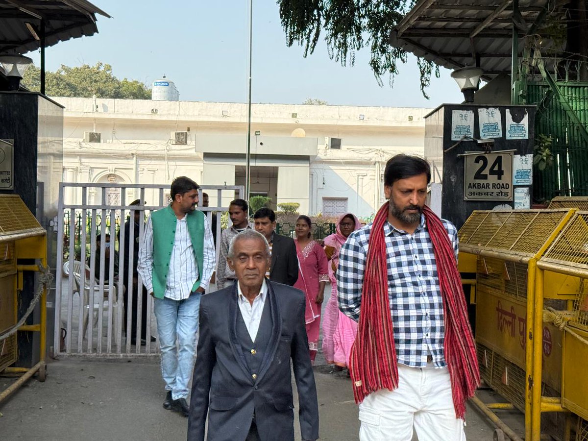 LutyensMediaIN's tweet image. यूपी कांग्रेस के नेता विवेकानंद पाठक और शिवाकांत तिवारी,हरिओम बाल्मीकि के परिवार के साथ कांग्रेस कार्यालय में दिखे। 

बताया जा रहा है कि नेता विपक्ष राहुल गांधी ने आज हरिओम वाल्मीकि के परिवार से मुलाकात की है।