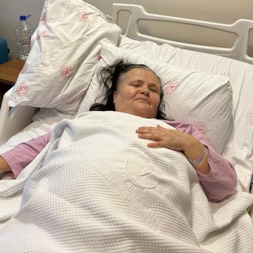 Manisa'da karın ağrısı şikayetiyle hastaneye giden 70 yaşındaki hastanın safra kesesinden 20 binin üzerinde taş çıkarıldı.