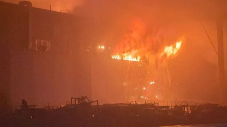 #fukrussia😎 
russia: On November 28, a fire broke out in the special economic zone "Alabuga" (Tatarstan, Russian Federation), where "Shahedi" are assembled. A warehouse with batteries was burning on an area of ​​about 1000 sq. m.