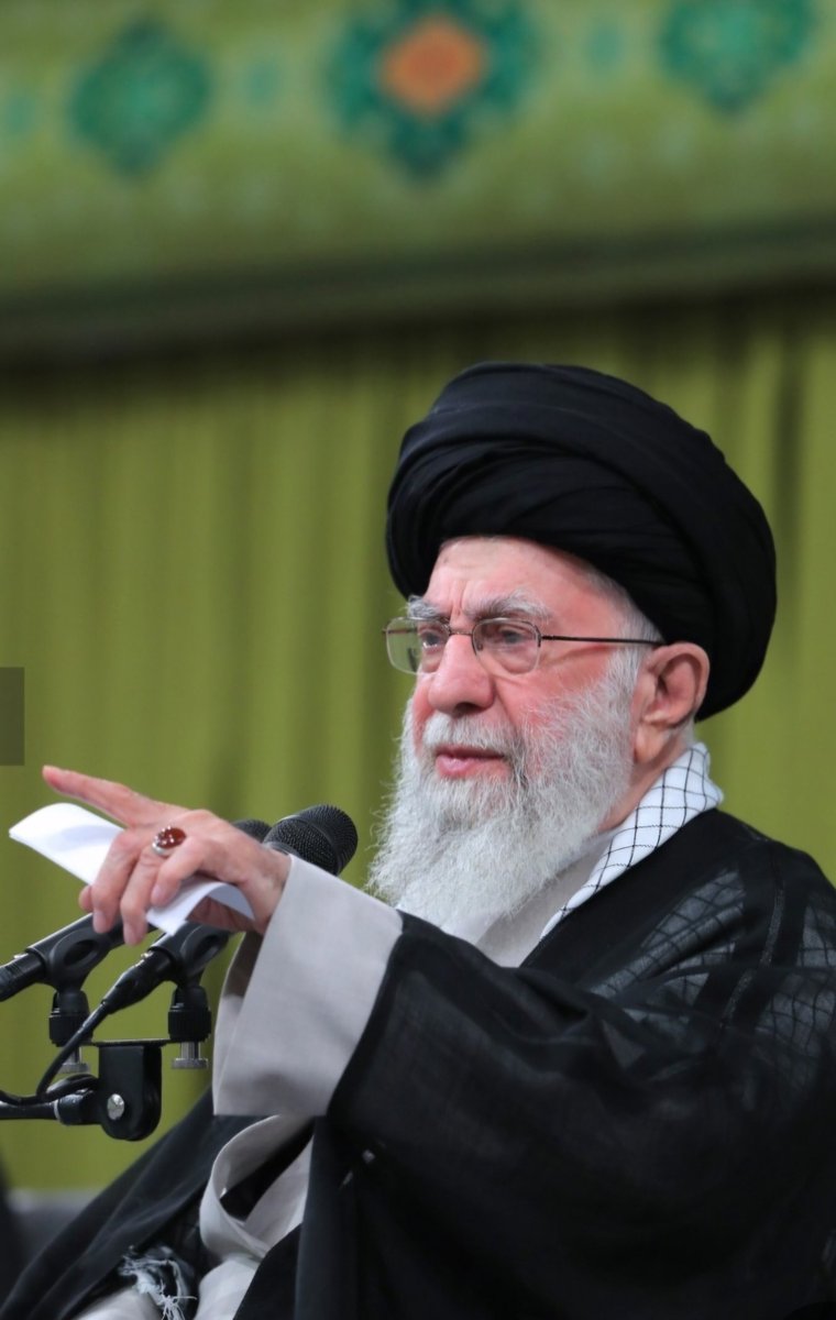 القائد الاسلامي الشجاع ..الفقيه الجامع للشرائط ..العالم الذي عاش في الجبهات اكثر مما عاش في بيته ..أجرأ شخصية إسلامية معاصرة واجه أمريكا و ما يزال ، حارب الصهاينة و ما يزال ..ينتصر للمستضعفين بكتاب الله و سنة رسوله صلى الله عليه و آله وسلم و روحية كربلاء ..هو اليوم المتصدي الاول