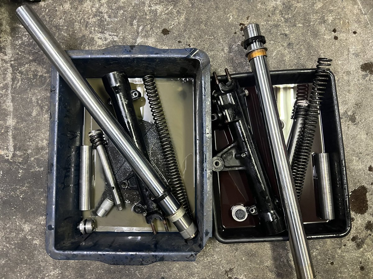 2t_project's tweet photo. 静岡市NS400R整備状況です。
キャブOH完了しました!
かなりの汚れ具合です💦
ガスケット類は純正がでます。
ジェット類もキースターでリフレッシュ✨
FRフォークのインナーチューブはメッキに出します!
#ns400r #ns250f #ns250r #浜松のバイク屋
#2tproject #honda #hondabike
#km9 #3気筒 #2スト https://t.co/Fv97YMEMlW