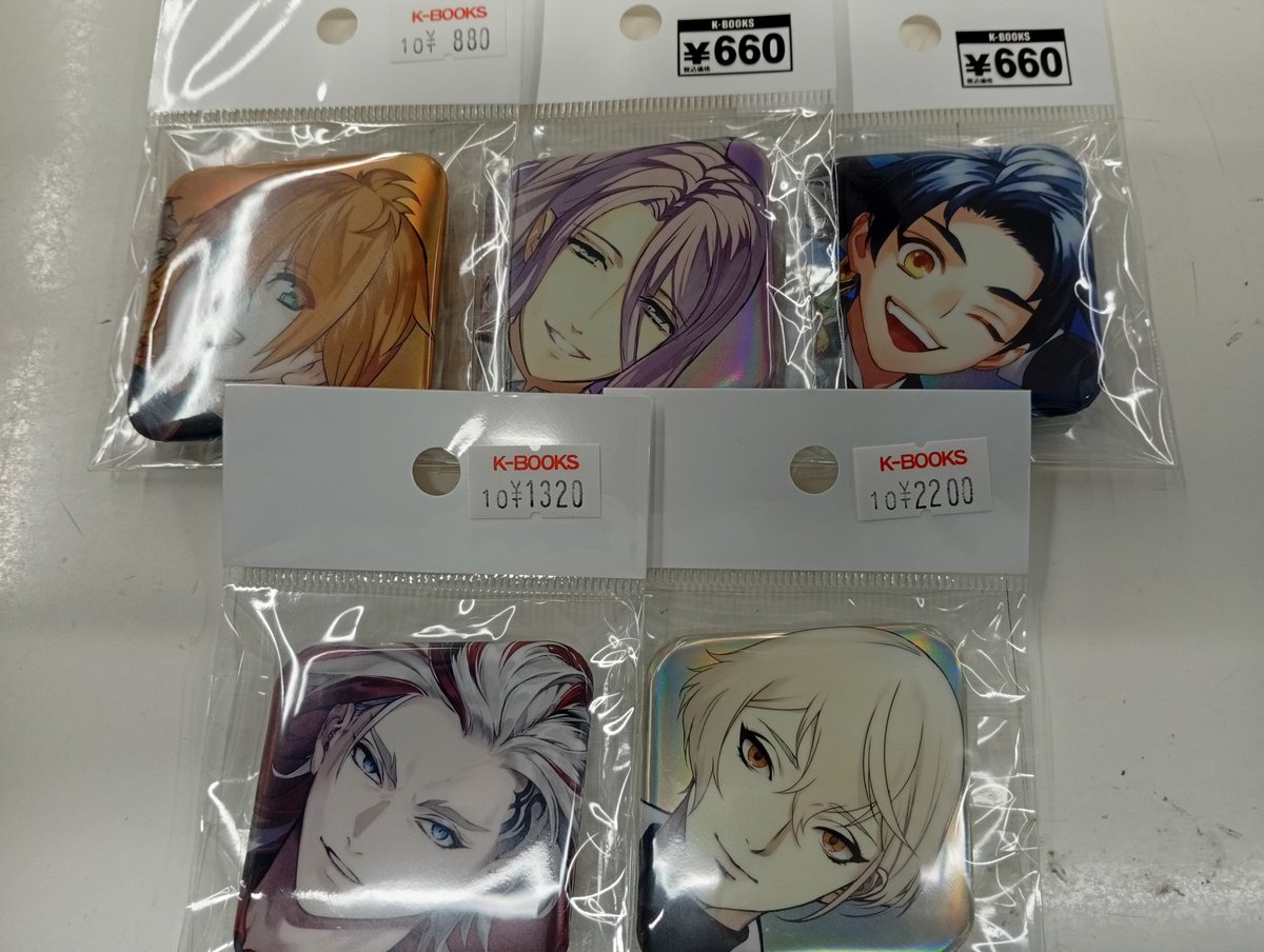 入荷情報】 刀剣乱舞 大本丸博 スクエア缶バッジ 燭台切光忠 髭切 桑名