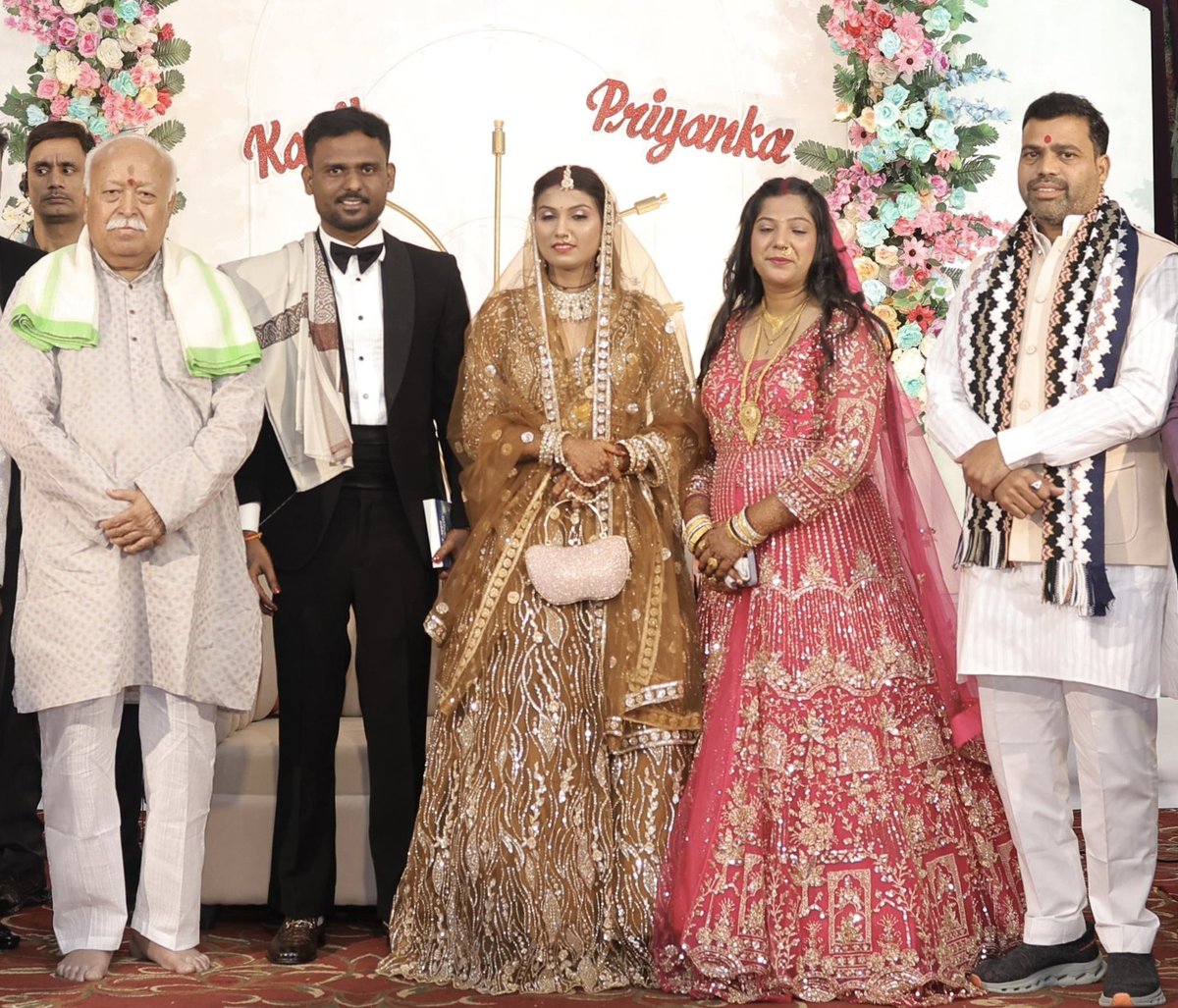 परम पूज्यनीय सरसंघ चालक डॉ मोहन जी भागवत से सौजन्य भेंट...

आज नागपुर प्रवास के दौरान प्रिय मित्र ऋषभ जी अर्खेल, शुभम जी अर्खेल के अनुज कपिल संग प्रियंका के विवाह समारोह में शामिल होकर शुभकामनाएं बधाई प्रेषित की ll 
 <a href="/DrMohanBhagwat/">Mohan Bhagwat</a>