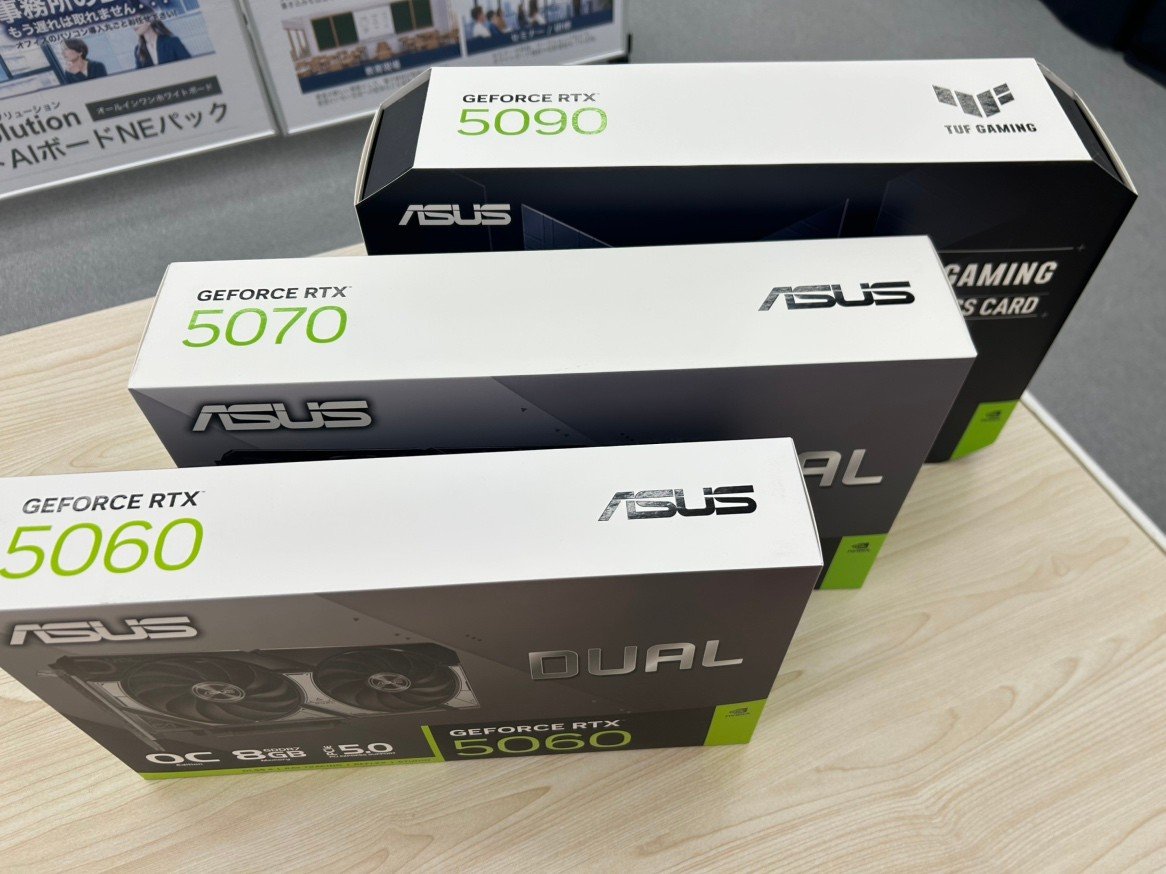 ap_hironishi's tweet image. 🔥🔥RTX5090広島西店に上陸🔥🔥

お客様からの注文依頼でASUSのRTX5090取寄せ!!!!
在庫の5060や5070と比較しても圧倒的迫力👀

アプライドの店舗では、店頭に無い商品も
取寄せ可能✨✨
ご来店お待ちしております☺

＃ASUS　＃Geforce　＃RTX5090