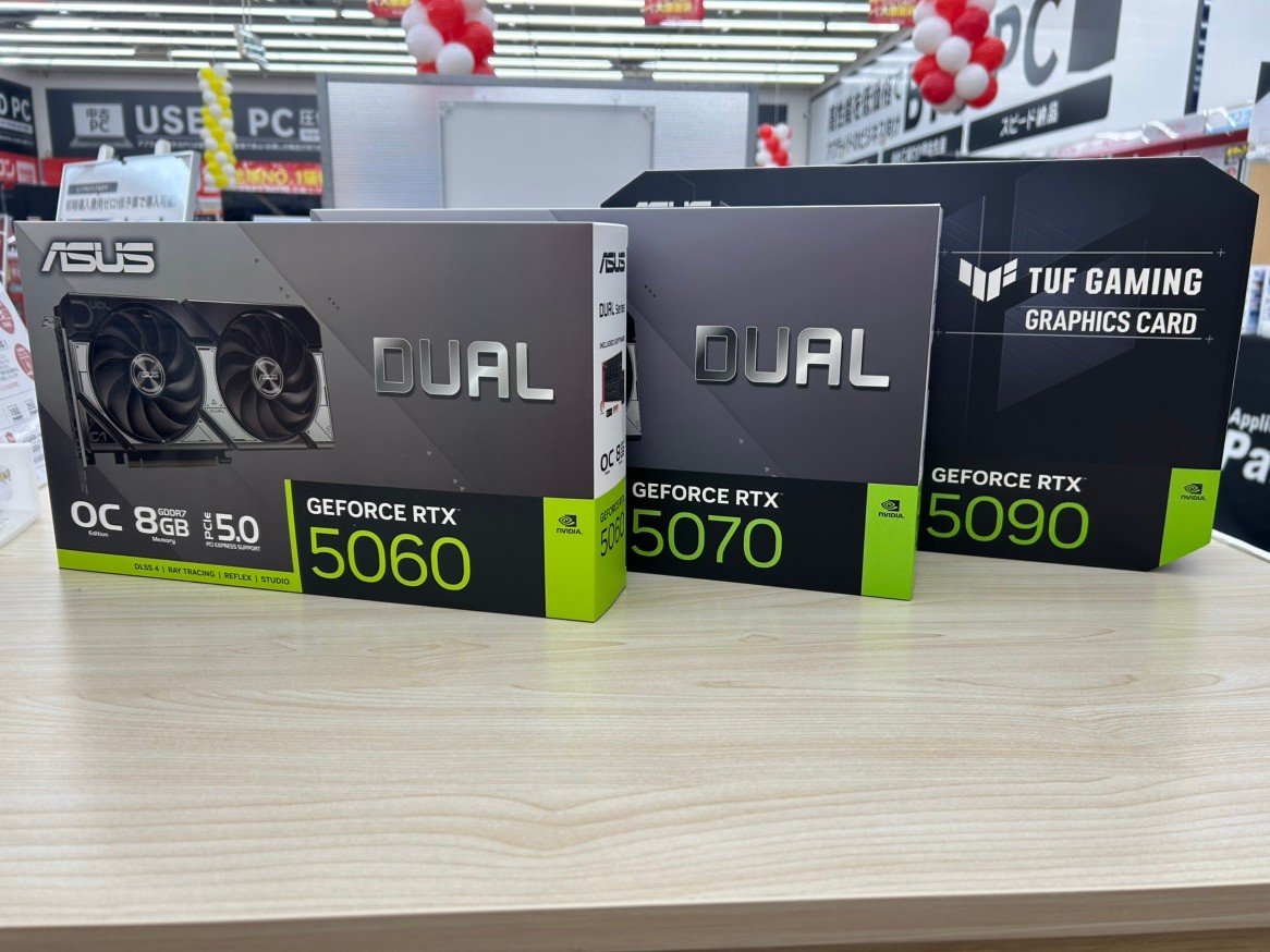 ap_hironishi's tweet image. 🔥🔥RTX5090広島西店に上陸🔥🔥

お客様からの注文依頼でASUSのRTX5090取寄せ!!!!
在庫の5060や5070と比較しても圧倒的迫力👀

アプライドの店舗では、店頭に無い商品も
取寄せ可能✨✨
ご来店お待ちしております☺

＃ASUS　＃Geforce　＃RTX5090