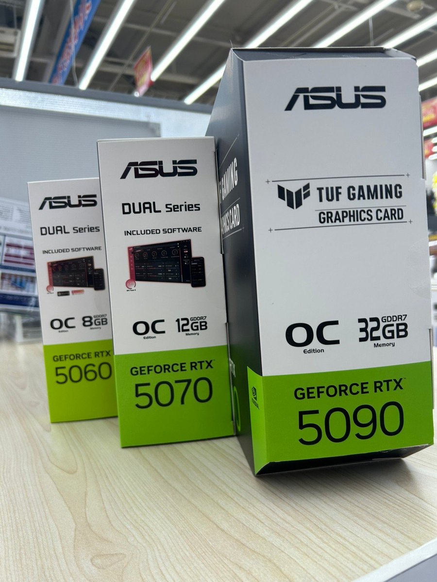 ap_hironishi's tweet image. 🔥🔥RTX5090広島西店に上陸🔥🔥

お客様からの注文依頼でASUSのRTX5090取寄せ!!!!
在庫の5060や5070と比較しても圧倒的迫力👀

アプライドの店舗では、店頭に無い商品も
取寄せ可能✨✨
ご来店お待ちしております☺

＃ASUS　＃Geforce　＃RTX5090