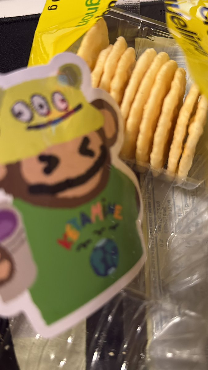 siMMer__92's tweet photo. Fuck my chungus life - I got lit up in Arc Raiders and lost the guns I built.

Onion flavoured rice crackers https://t.co/oZc8HUPk5N
