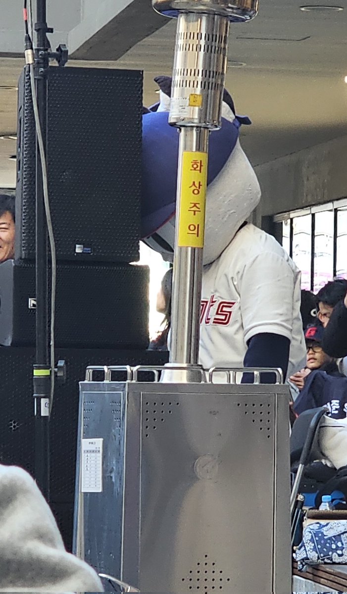 뒤에 팬분이 윈지 때문에 선수들 안보인다고 하니까 윈지 삐져서 이러고있었음ㅜㅜㅜㅜㅜ 존웃