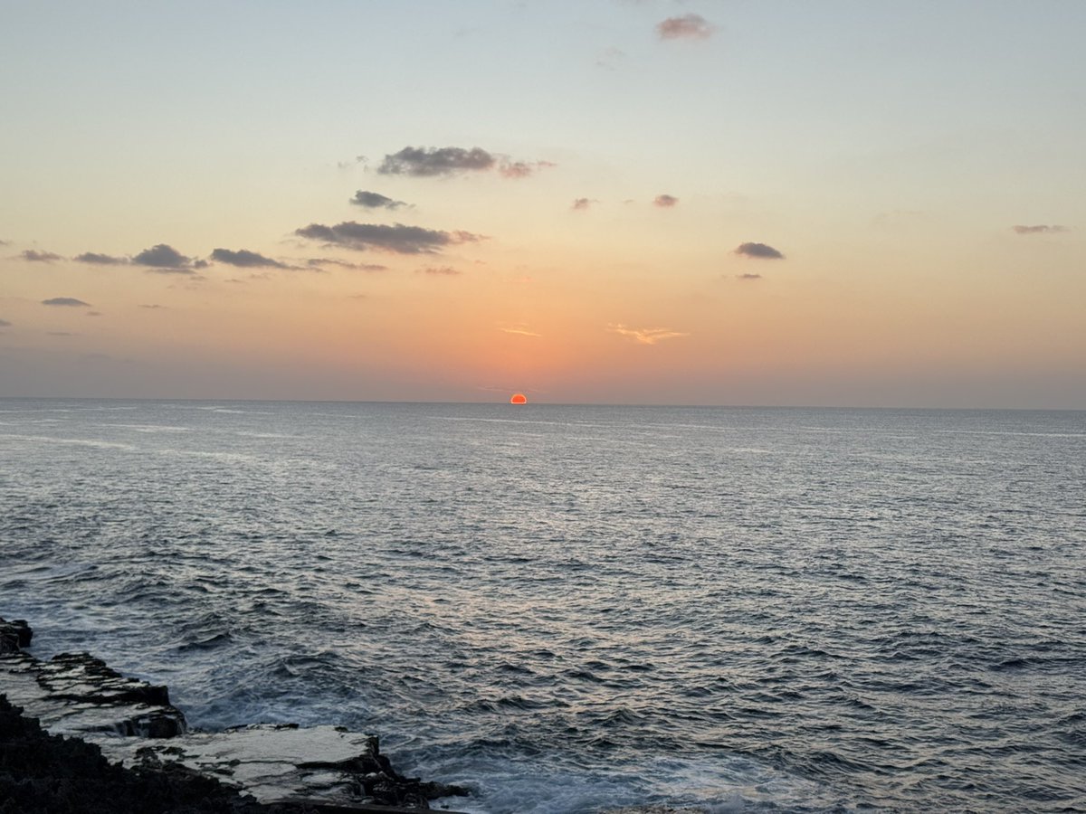 仕事してる時にああっ、日が沈んでしまう！夕陽見に行かなくっちゃ！で間に合うのが島の最高な所😏