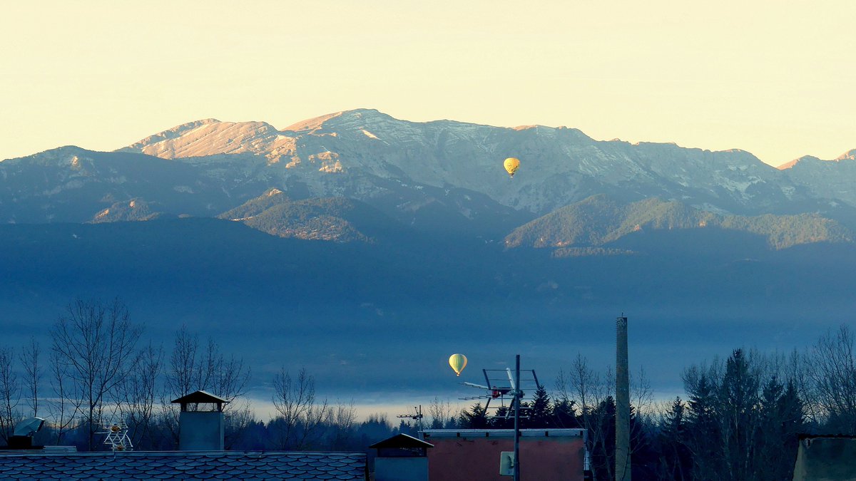 Bon dia, encarem el cap de setmana amb un bon sol, la mínima ha estat de -1.4ºC, 1.5ºC més alta que ahir. Dades meteo completes meteopuigcerda.blogspot.com
Els globus damunt Cerdanya avui de bon matí.
