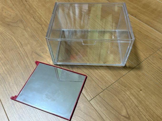 台座がクリアパーツなのでこれが飾り方の正解だと思います 