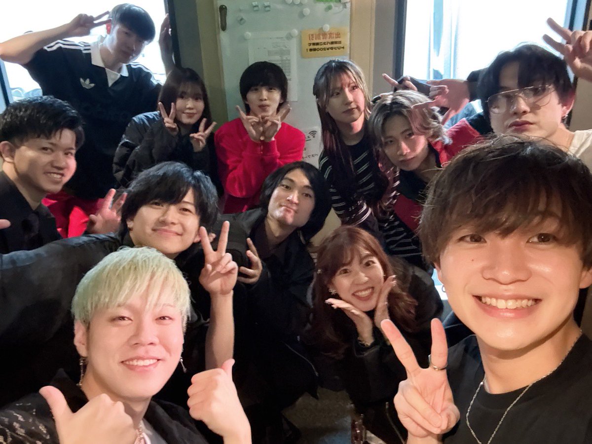 遅くなっちゃいましたが...🥹

この間の『mid-way vol.8』
ありがとうございました🎀

トークするコーナーもあり
とっても楽しかった〜🥰✌️

久々に草太と剣士郎と一緒に
出演できたのも嬉しみ✨

実は年内最後のライブでしたが...
とってもいい思い出になったど💡

またどこかで〜🎶