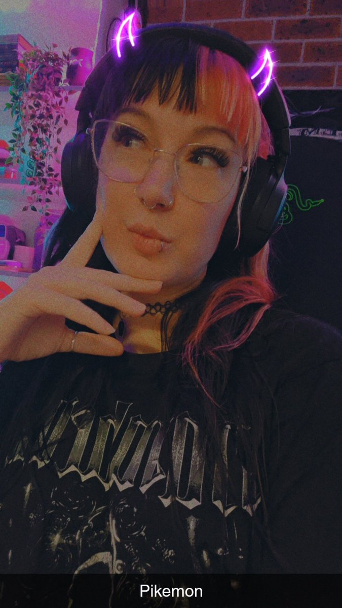 Salem_Vande's tweet image. Day 2 of ? Of Pokémon card sorting!

You asked last night, and you have received; incentives to fuck with me are here!!

Pop into stream to see them - i didnt make an image for my phone 😅

#Pokémon #PokemonTCG #sorting #holo #fullart #incentives