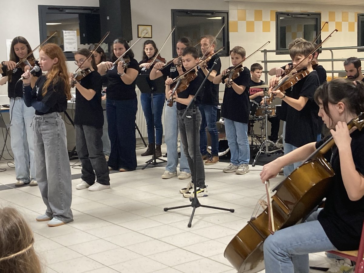 benoitmayenne's tweet image. Remise des instruments de l’orchestre à l’école du collège du Prieuré à Craon.  @lamayenne soutient l’éducation artistique et culturelle et les orchestres en offrent une belle illustration : une aventure individuelle et collective, grâce à l’engagement des enseignants.