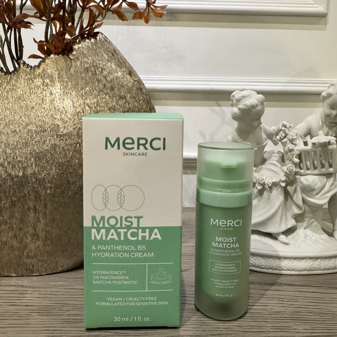 notallmember's tweet image. ไม่ได้คาดหวังอะไร แค่อยากลองมอยส์เขียวใหม่ ๆ
แต่พอใช้ Merci Moist Matcha รอบแรกคือ เอ้า…ชอบเฉย💚
ทำให้ทาไปก็รู้สึกสบายหน้า
ตอนนี้คือจับวางไว้หัวเตียง หยิบใช้ทุกคืนแบบอัตโนมัติไปแล้ว