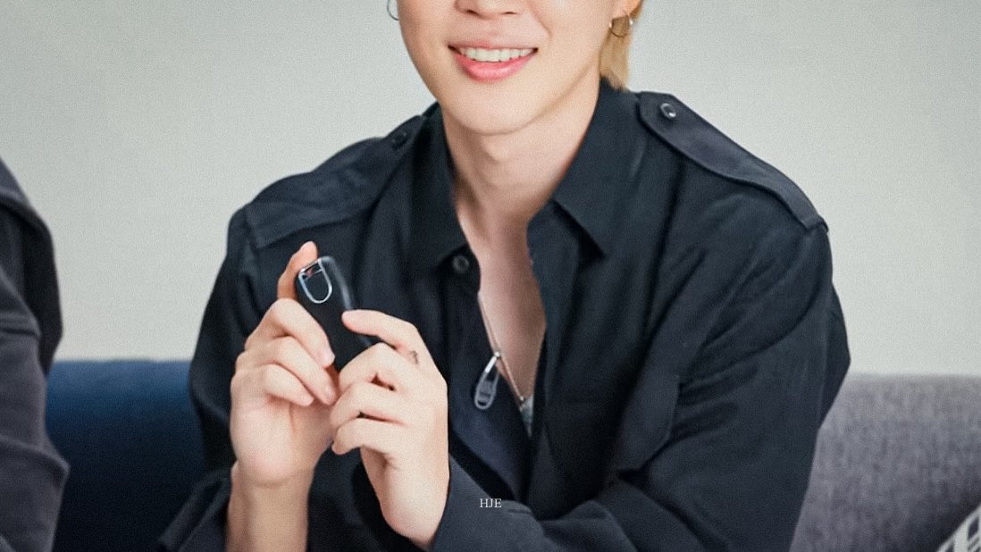 hourlyjimineyes's tweet image. what’s in jimin’s bag ⋆. 𐙚 ˚