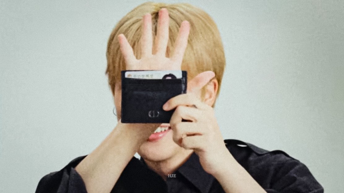 hourlyjimineyes's tweet image. what’s in jimin’s bag ⋆. 𐙚 ˚