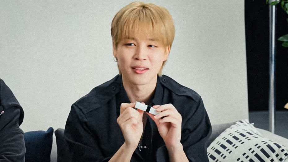 hourlyjimineyes's tweet image. what’s in jimin’s bag ⋆. 𐙚 ˚