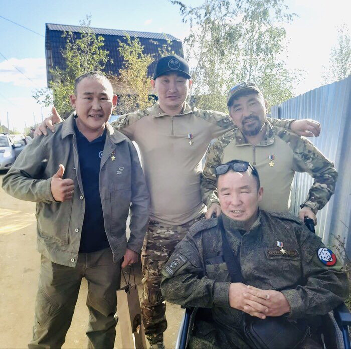 PLuWex's tweet image. Встретились и сфотографировались на память. Четыре якутских воина, четыре Героя России! Андрей Григорьев, Алексей Неустроев, Филипп Евсеев и Алексей Петров.💪
