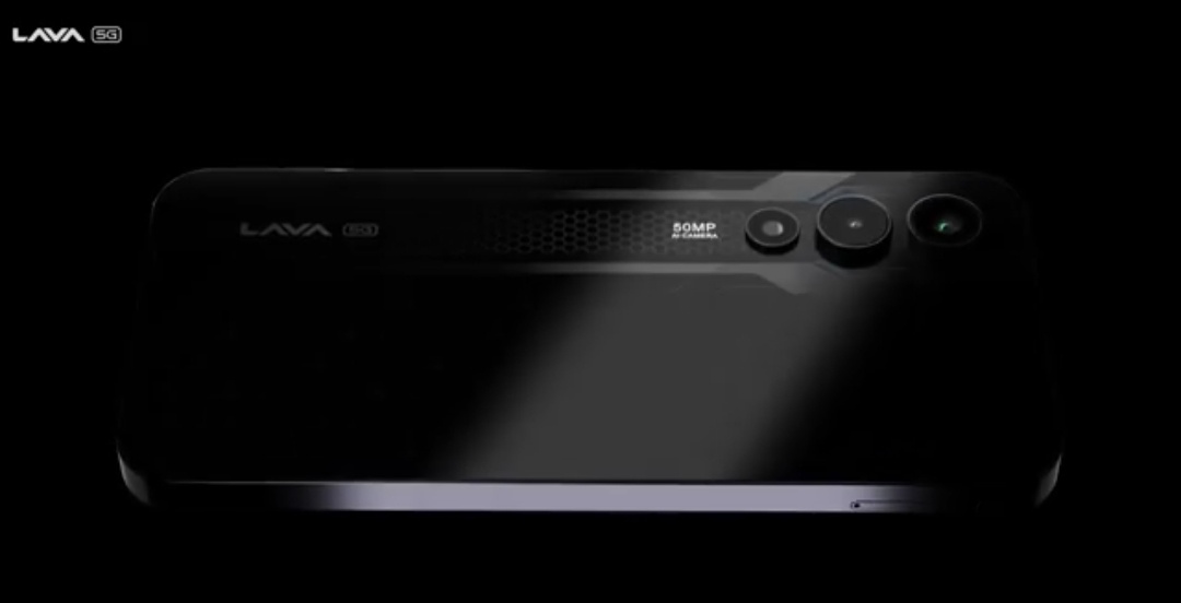 A_sharma45's tweet image. First look at the Lava Play Max 🔥
Dual cameras with a 50MP main lens, flat frames, and a cool patterned module that may glow at night.
Looks interesting 👀📱

#LavaPlayMax #TechFamily