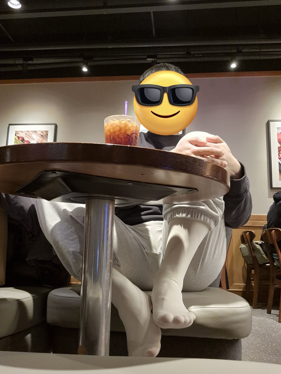 in a cafe

#mantyhose #흰스