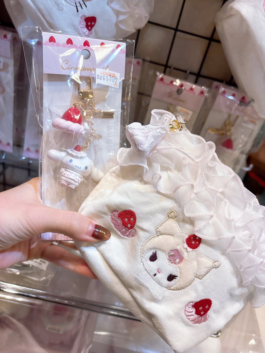 クロミ サンリオ いちごホイップケーキ ぬいぐるみ&アクセサリーケース