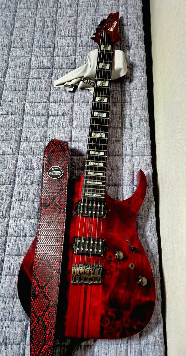 알리 한참 뒤적거리다가 찾아낸 취향 완전 저격 스트랩 ㅋㅋ

너비도 넓어서 불편하지않고 안정적이야
다만 여름에는 좀 답답할 수도 ㅋㅋ

맘에 드는데 나중에 예비용으로 똑같은 거 하나 더 사야지