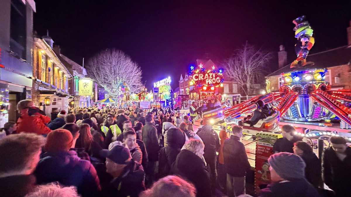 MarkVersallion's tweet image. Excellent Christmas lights switch-on festival last night in Leighton Buzzard High Street.  Never seen it so busy. Try the Christmas market, street food stalls and fun fair all weekend as it runs to Sunday 6pm.  Great to see the community coming together in such numbers.