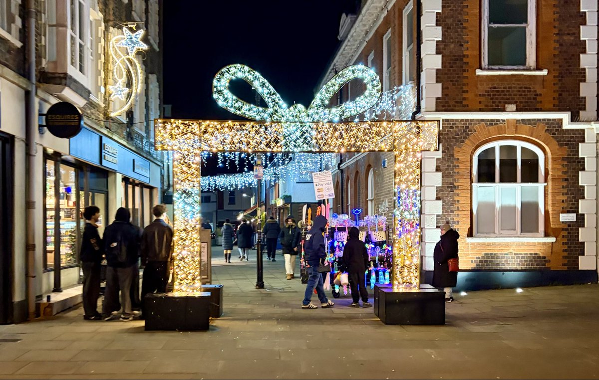 MarkVersallion's tweet image. Excellent Christmas lights switch-on festival last night in Leighton Buzzard High Street.  Never seen it so busy. Try the Christmas market, street food stalls and fun fair all weekend as it runs to Sunday 6pm.  Great to see the community coming together in such numbers.