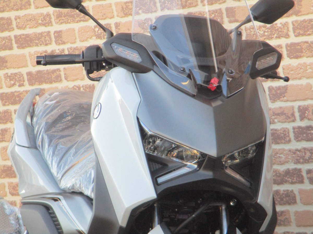 ACkariya's tweet photo. 【新車入荷情報】
2025年モデル ヤマハ XMAX250
車両本体価格（税込）73万7000円 → 67万6500円
2025年新型。スクリーンが電動で高さ調整できるようになりました。ライバル車のフォルツァも在庫あります。
#YAMAHA #XMAX250 https://t.co/npjTbRJZHH