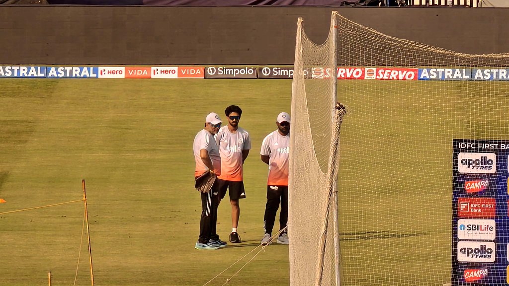 🔔 Ruturaj Gaikwad is seen having a chat with Sitanshu Kotak and analyst Hari. He hasn’t padded up yet.
